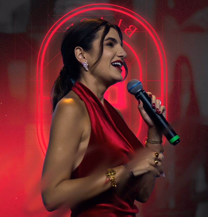 Ana Lisboa falando ao microfone